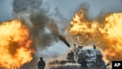 Un vehículo de artillería autopropulsado dispara en la región de Donetsk, Ucrania, el sábado 18 de febrero de 2023. (Foto AP/Libkos)