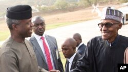 Le président du Nigeria, Muhammadu Buhari (à droite), salue son vice-président Yemi Osinbajo (à gauche) à son retour des vacances médicales, à Abuja, Nigéria, 10 mars 2017.