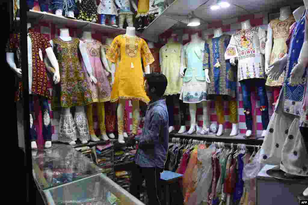 کراچی میں بھی لاک ڈاؤن میں نرمی کے اعلان کے ساتھ ہی سب سے پہلے خواتین اور بچوں کے کپڑوں کی دکانیں کھلیں۔