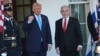 Presiden AS Donald Trump menyambut Perdana Menteri Israel Benjamin Netanyahu di pintu masuk Gedung Putih di Washington, DC, Selasa 4 Februari 2025.