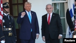 Presiden AS Donald Trump menyambut Perdana Menteri Israel Benjamin Netanyahu di pintu masuk Gedung Putih di Washington, DC, Selasa 4 Februari 2025.