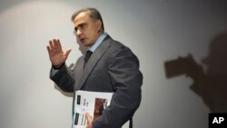 Tarek William Saab, fiscal general de Venezuela, saluda a la prensa durante una conferencia informativa en Caracas, el 2 de febrero de 2024. El funcionario confirmó la imputación de 3 cargos penales contra la activista de derechos humanos Rocío San Miguel.