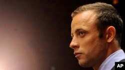 Atlet olimpade Afrika Selatan, Oscar Pistorius di ruang sidang pengadilan Pretoria, Afrika Selatan (Foto: dok). 