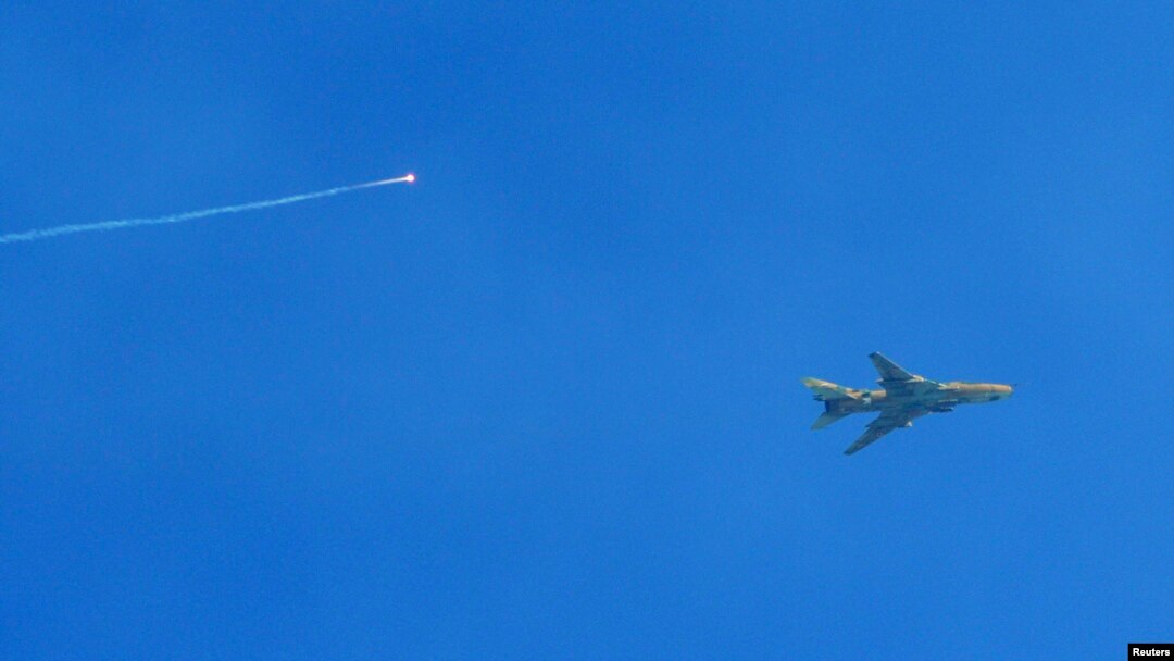 Pesawat jet tempur Suriah terbang di dekat ibukota Damaskus (foto: dok). Serangan udara Suriah menewaskan 16 orang Minggu (14/4). 