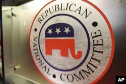 El logotipo del Comité Nacional Republicano se muestra en el escenario del North Charleston Coliseum, el 13 de enero de 2016, en North Charleston, Carolina del Sur.