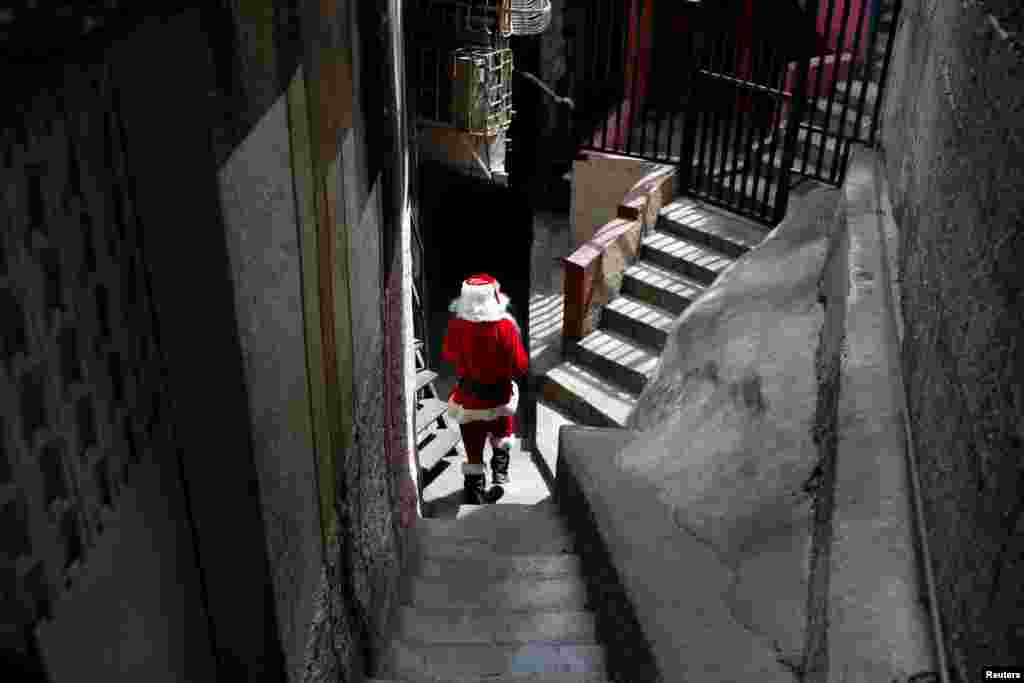 Cota 905 ဆင်းရဲသားရပ်ကွက်မှာ Santa en las calles အလှူအတွင်း အရုပ်တွေလိုက်ဝေနေတဲ့ စင်တာကလော့စ် ( Venezuela နိုင်ငံ Caracas မြို့၊ ဒီဇင်ဘာ ၁ ၂၀၁၈)