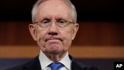 El senador Harry Reid se quebró costillas y huesos de la cara en un accidente en su residencia.