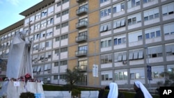 Monjas toman fotografías en el Policlínico Agostino Gemelli, en Roma, el viernes 28 de febrero de 2025, donde el papa Francisco se encuentra hospitalizado desde el viernes 14 de febrero.