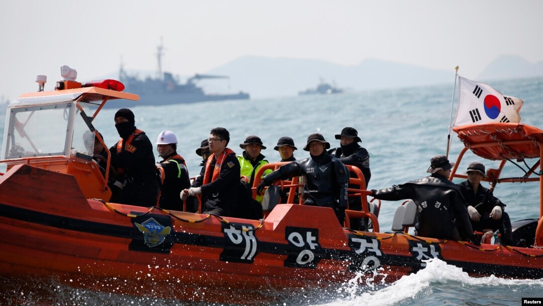 Para penyelam Korea Selatan masih terus melakukan pencarian terhadap 16 korban kapal feri Sewol yang masih hilang (foto: dok).