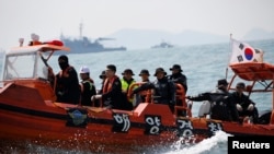 Dalam foto tertanggal 20/4/2014 ini regu penyelamat berusaha mencari korban kapal feri Sewol yang tenggelam di lautan Jindo, Korea Selatan.