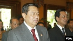 Presiden SBY dan Sultan Hamengkubuwono X tiba di acara dialog kerjasama antaragama di Yogyakarta, Desember, 2004 silam.