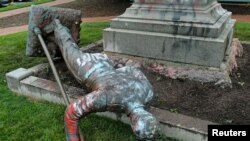 Un monumento en la ciudad de Richmond, Virginia, que conmemoraba a una unidad de artillería del gobierno confederado fue derribado por manifestantes el 17 de junio de 2020.