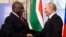 M. Ramaphosa s'est dit "très heureux" d'être en Russie pour discuter avec les autres membres de l'alliance des Brics "de questions géopolitiques" et d'autres sujets.