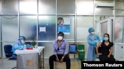 Un centro de vacunación administra las vacunas contra el COVID-19 en Phnom Penh, la capital de Camboya, en agosto de 2021.