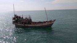 Foto yang dirilis oleh Badan Penegakan Maritim Malaysia pada Sabtu, 4 Januari 2025 tampak kapal yang membawa pengungsi Rohingya mencoba memasuki Malaysia di timur laut Pulau Langkawi. (Foto: MMEA via AP)