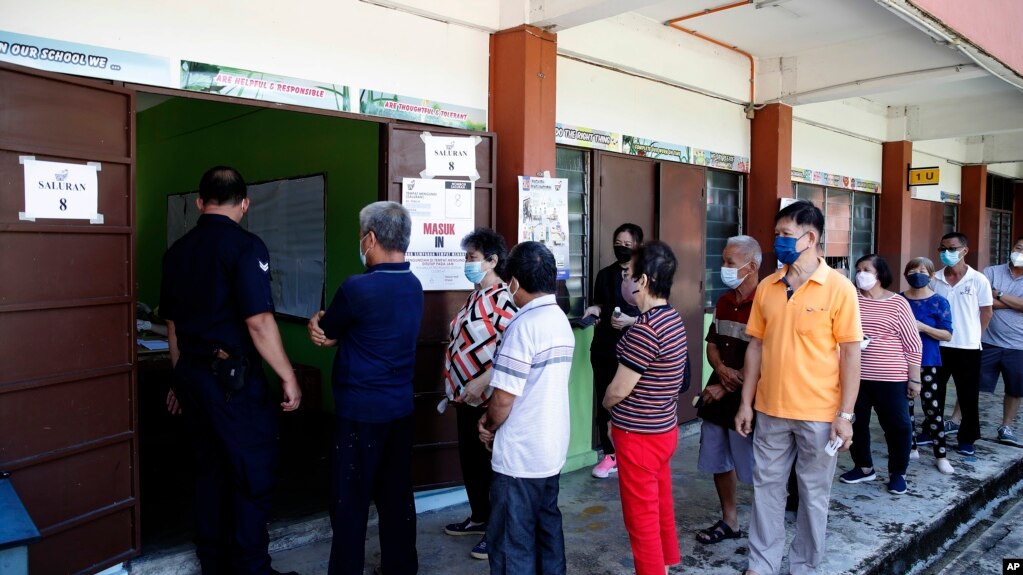 马来西亚大选日，选民在投票站等候投票。(photo:VOA)