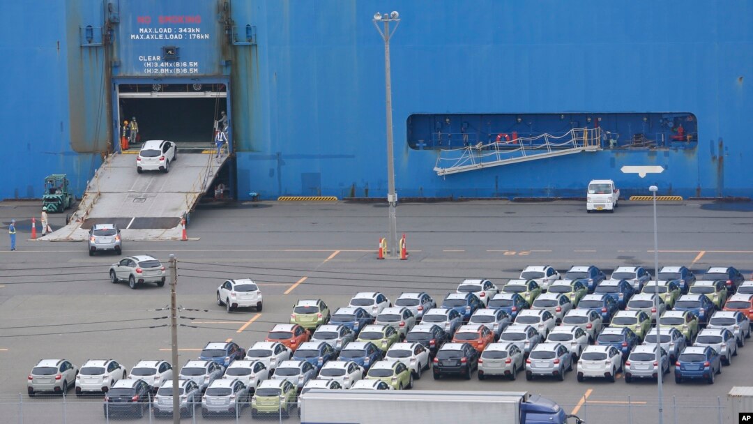 Mobil-mobil yang akan diekspor diangkut ke kapal kargo di pelabuhan di Kawasaki, Tokyo. (Foto: Dok)