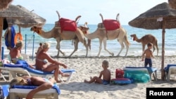 Des touristes se relaxent sur la plage à Djerba, en Tunisie, le 7 septembre 2016.