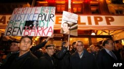 Commémoration du 50e anniversaire de la disparition de Mehdi Ben Barka devant la Brasserie Lipp, dans le quartier parisien de St Germain, le 29 octobre 2015.