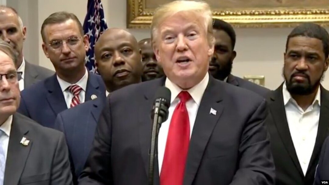 Presiden Amerika Donald Trump berbicara di Gedung Putih (14/11). 