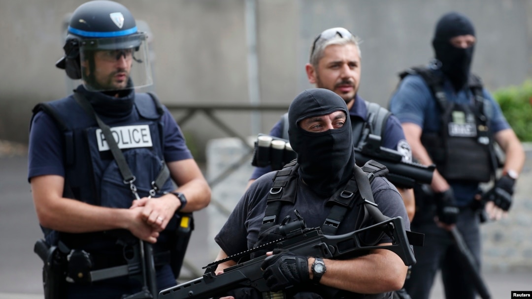 Polisi Perancis ketika melakukan operasi penggerebekan di beberapa lokasi di Paris (foto: ilustrasi).