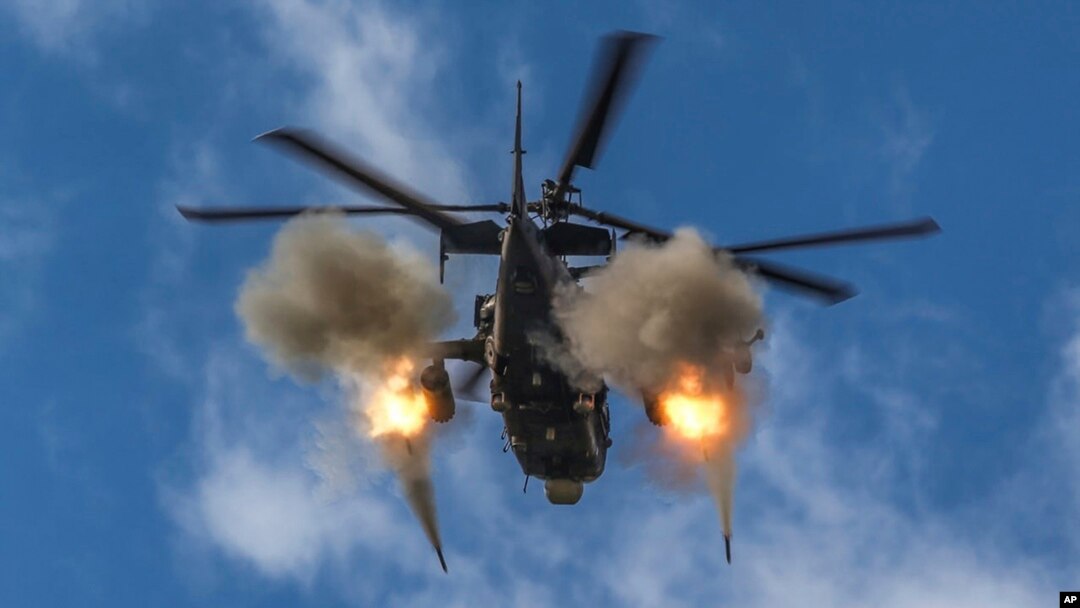 Arhiv - Ruski helikopter Ka-52 ispaljuje projektile na cilj na nepoznatoj lokaciji u Ukrajini, tokom invazije Rusije na tu zemlju, 28. oktobra 2022.