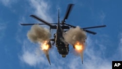 Arhiv - Ruski helikopter Ka-52 ispaljuje projektile na cilj na nepoznatoj lokaciji u Ukrajini, tokom invazije Rusije na tu zemlju, 28. oktobra 2022.