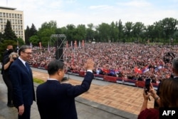 Na fotografiji pres službe predsednika Srbije je kineski predsjednik XI Jinping sa predsjednikom Srbije Aleksandrom Vučićem kako pozdravlja okupljene ispred Palate Srbija tokom ceremonije dočeka u Beogradu, 8. maja 2024.