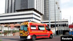 Ambulans tiba di Rumah Sakit Bichat di Paris, Sabtu, 15 Februari 2020. Seorang turis lansia asal China yang dirawat di RS Bichat sejak 25 Januari, meninggal karena infeksi paru-paru akibat virus korona. Dia adalah kasus kematian virus korona pertama di Er