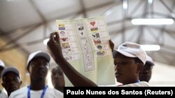 Les agents scrutateurs comptent les votes dans un bureau de vote à Bujumbura, la capitale du Burundi, le 29 juin 2015. (Photo REUTERS/Paulo Nunes dos Santos)