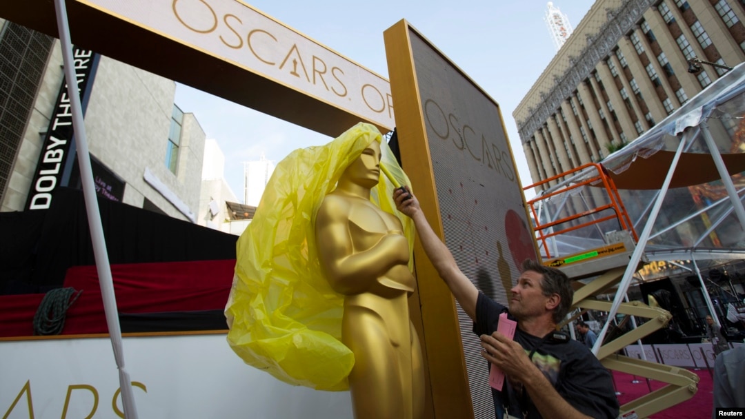 Patung Oscar di luar Dolby Theater, tempat acara Oscars diselenggarakan di Los Angeles, Minggu malam (22/2).