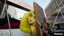 Patung Oscar di luar Dolby Theater, tempat acara Oscars diselenggarakan di Los Angeles, Minggu malam (22/2).