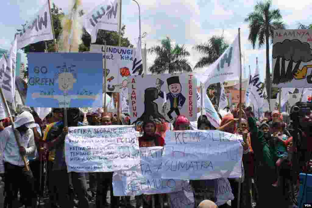 Aktivis dan warga berdemonstrasi memperingati Hari Bumi 2013 di Surabaya, Jawa Timur. (VOA/Petrus Riski)