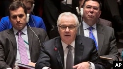 Đại sứ Nga tại Liên Hiệp Quốc Vitaly Churkin (giữa).