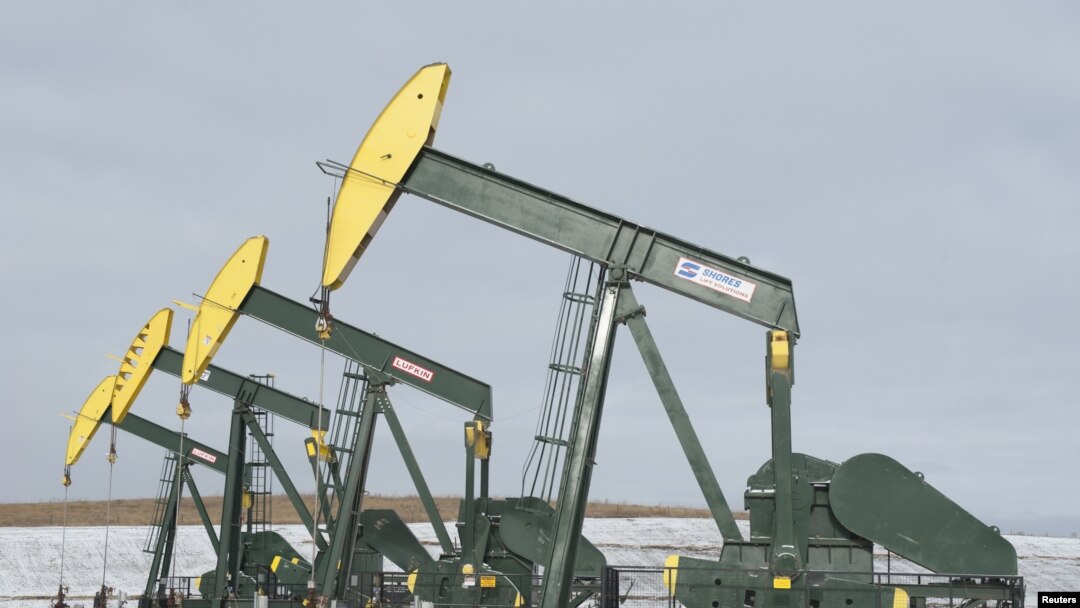 Pompa angguk minyak di lokasi pengeboran minyak milik Hess, dekat Williston, North Dakota, 12 November 2015.