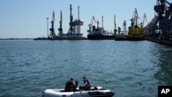우크라이나 동부 친러시아 세력인 도네츠크인민공화국(DPR) 관계자들이 지난 4월 마리우폴항에서 기뢰 제거 작업을 진행하고 있다. (자료사진)