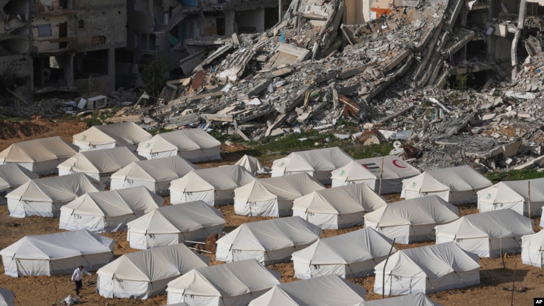 Sebuah kamp tenda untuk warga Palestina yang mengungsi didirikan di sebelah bangunan yang hancur setelah serangan udara dan darat Israel di Jabaliya, Jalur Gaza, 6 Februari 2025.