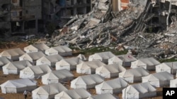 Un campamento de tiendas de campaña para palestinos desplazados se instala junto a edificios destruidos tras la ofensiva aérea y terrestre israelí en Jabaliya, Franja de Gaza, el 6 de febrero de 2025.