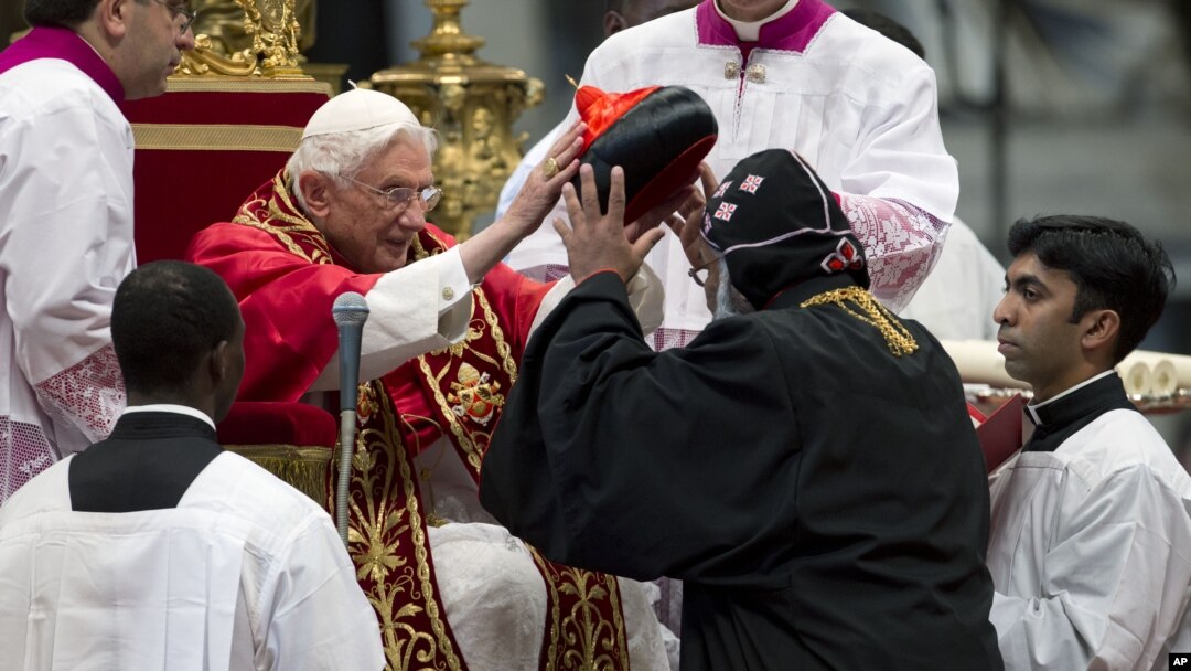 Kardinal Baselios Cleemis Thottunkal dari India (kanan) dilantik oleh Paus Benedictus XVI di Basilika Santo Petrus, Vatikan (24/11). 