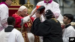 Kardinal Baselios Cleemis Thottunkal dari India (kanan) dilantik oleh Paus Benedictus XVI di Basilika Santo Petrus, Vatikan (24/11). 