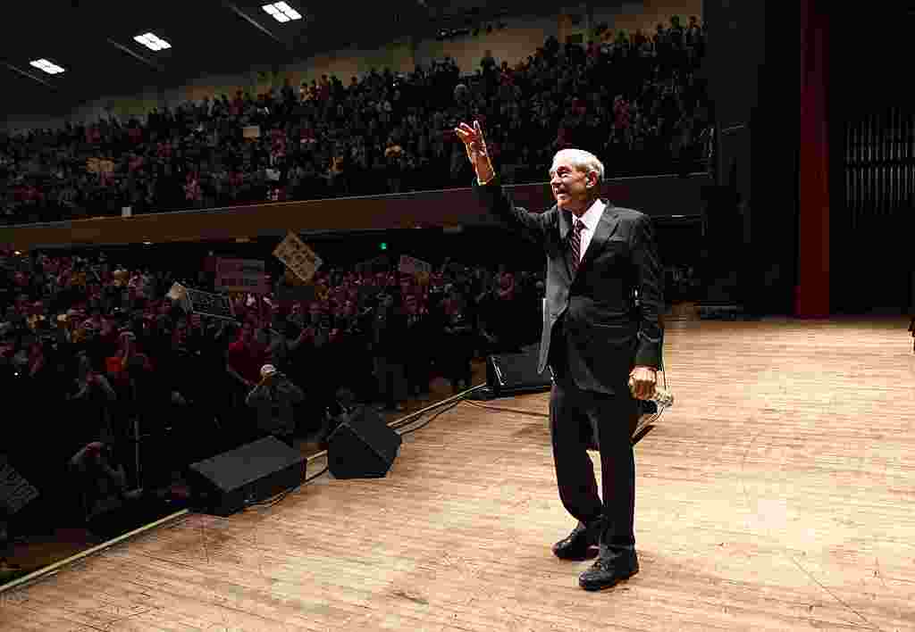 El representante por Texas, Ron Paul, saluda durante un acto en la Universidad Estatal de Michigan, en East Lansing.