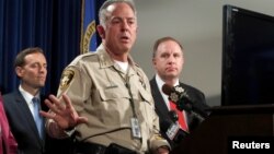 El sheriff Joe Lombardo dijo que Paddock pasó décadas viviendo lo que describió como una “vida secreta”, de muy bajo perfil, en los que planeó muy bien sus actividades