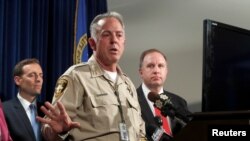 조셉 롬바도 클락 카운티 보안관은 3일 라스 베이거스에서 총기난사 사건 수사 상황에 대해 브리핑하고 있다.