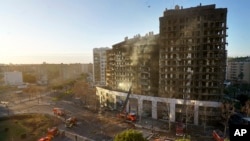 Bomberos trabajan en un edificio residencial incendiado en Valencia, España, el 23 de febrero de 2024. 