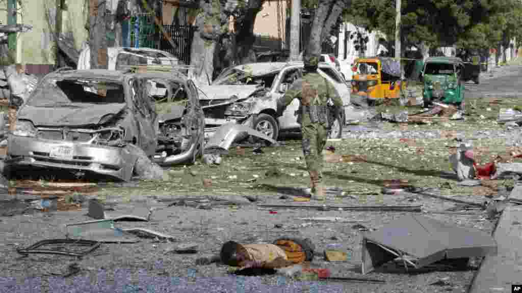 Un militaire sur le site de l&#39;explosion en Somalie, 2 juin 2016.