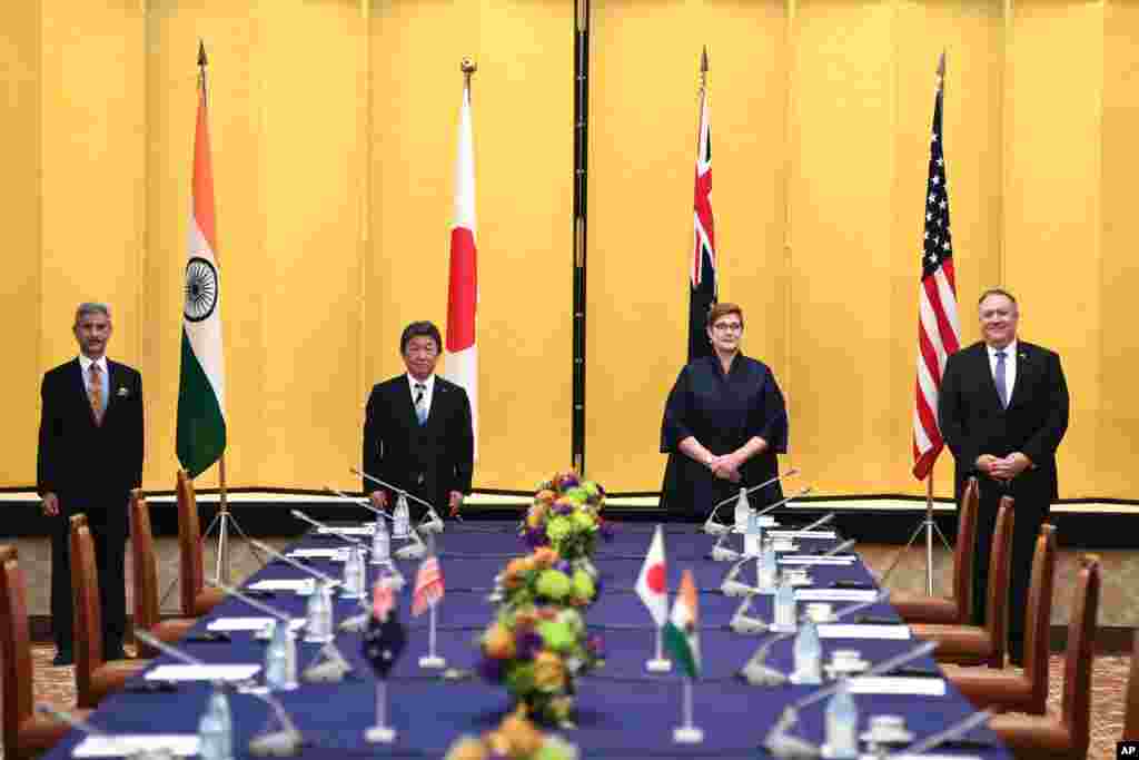 مایک پمپئو وزیر خارجه آمریکا در کنار وزرای خارجه ژاپن، استرالیا و هند در نشستی در شهر توکیو