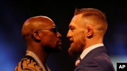 Floyd Mayweather et Conor McGregor lors d'une conference de presse à Londres, le 14 juillet 2017