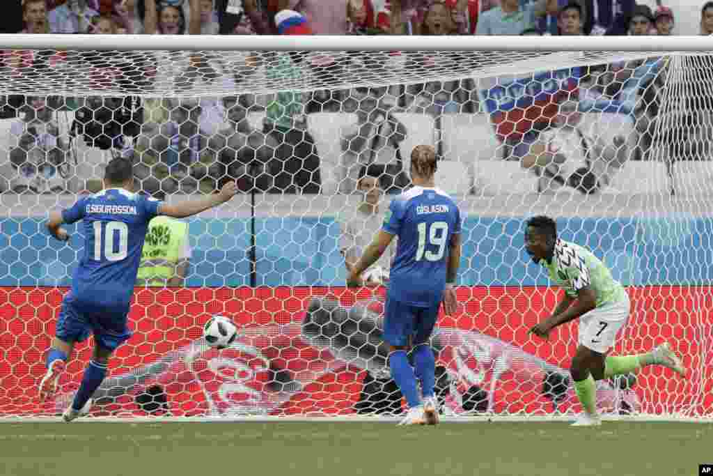 Mchezaji wa Nigeria Ahmed Musa, kulia, akishangilia kufunga goli la kwanza wakati wa mchuano wa kundi D kati ya Nigeria na Icelanda.&nbsp;
