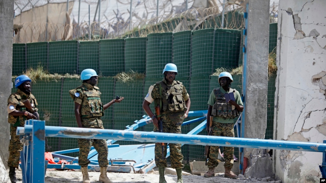 Pasukan keamanan Somalia mengamankan gedung PBB dan Uni Afrika yang terletak di depan bandara, pasca pemboman di Mogadishu, Selasa (26/7). 