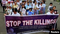 Para penentang hukuman mati yang dipimpin gereja Katolik di Filipina melancarkan protes anti hukuman mati di Manila, 2 Maret 2017 (foto: dok).